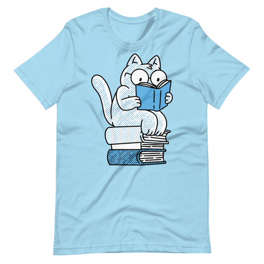 Cat sitting on books and reading | Unisex t-shirt